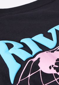 Schwarzes Baumwoll-T-Shirt mit großem hellblauem Schriftzug "RIV" und einer pinkfarbenen Globus-Grafik. Weiche Textur mit Rundhalsausschnitt.
