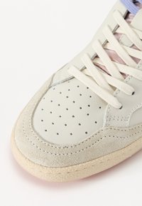 Világos színű sneaker, texturált bőr felső résszel, szellőző lyukakkal és puha velúr orrrésszel. Fűzős zárás pasztell színekkel.