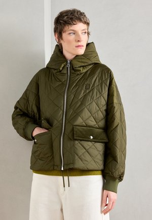 Gep quiltete olivgrüne Daunenjacke mit großer Kapuze, Reißverschluss, gerippten Bündchen und einer Fronttasche mit Snapverschluss. Texturiertes Material und verstellbare Kordelzüge.