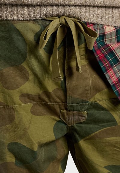 Polo Ralph Lauren BEACHCOMBER RELAXED CAMO CARGO PANT - Hlačami s stranskimi žepi - paint stroke
