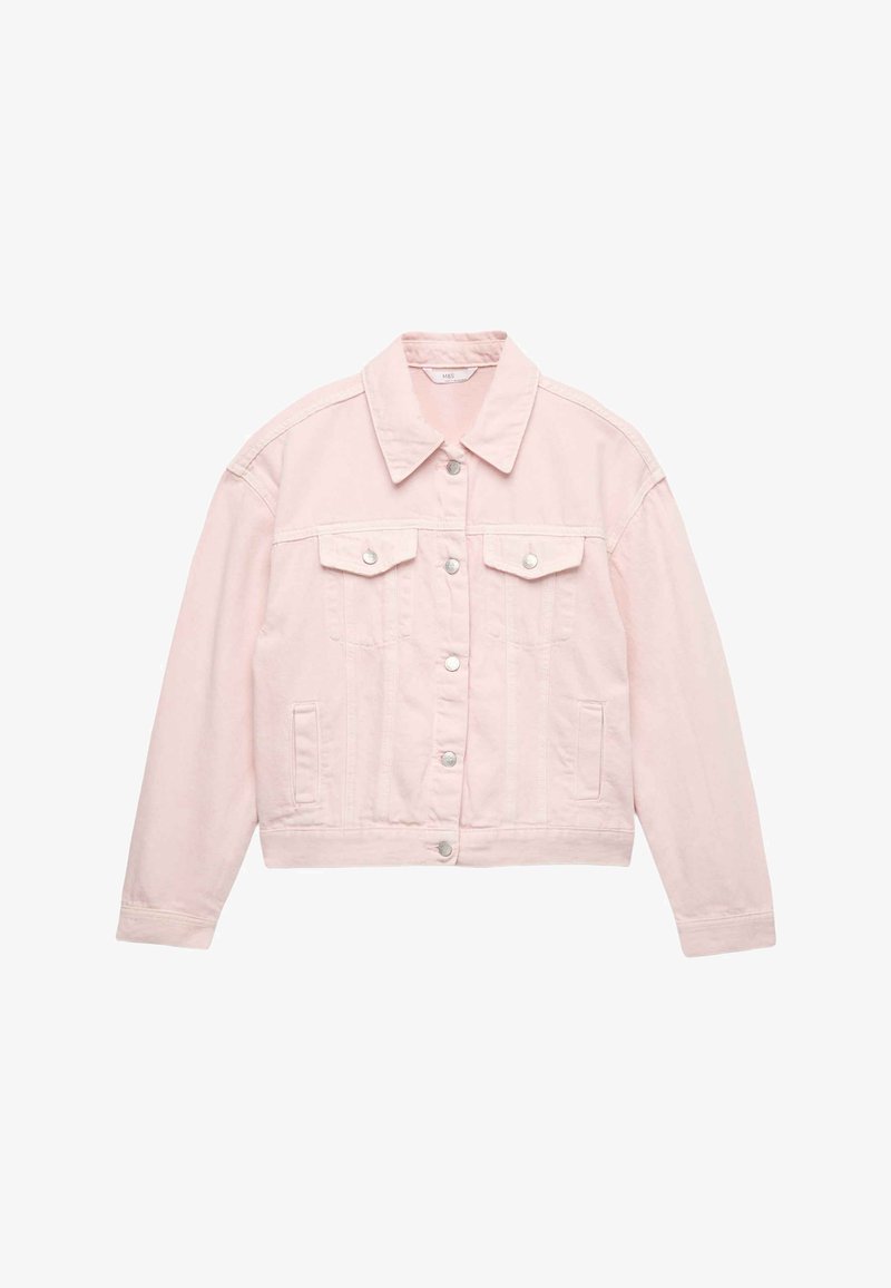 Jasnoróżowa kurtka dżinsowa z przodu zapinana na guziki, dwie klapowe kieszenie na piersiach z guzikami oraz boczne kieszenie wprowadzone, położona płasko.