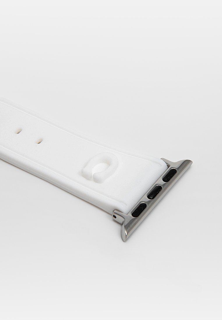 Weißes Silikonarmband mit glatter Textur, ausgestattet mit einem silbernen Metallverschluss und mehreren Einstelllöchern für einen sicheren Sitz.