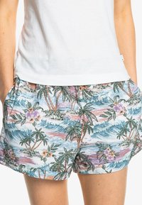 Lekkie bawełniane szorty w tropikalny wzór z palmami i kwiatami, w odcieniach niebieskiego, różowego i zielonego. Elastyczny pas z kieszeniami.