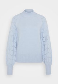 Jasnoniebieski sweter z wysokim kołnierzem, rękawami raglanowymi, ozdobiony wzorem w romby oraz ściągaczami na rękawach i u dołu. Miękka tekstura.