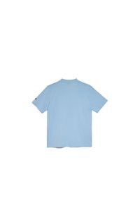 Polo de manga corta en azul claro con cuello clásico. Fabricado en algodón suave, con un ajuste estándar y sin patrones o elementos visibles.