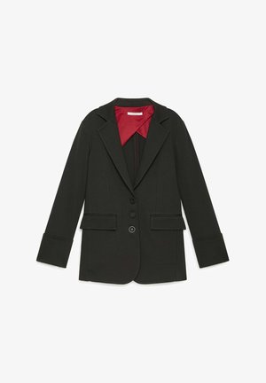 Blazer noir avec doublure intérieure rouge, fermeture à un bouton, deux poches frontales et épaules structurées. Tissu lisse avec une coupe ajustée.