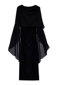 Melna kleita ar plūstošu caurspīdīgu audumu, kas novilkts virs pieguļoša bodycon slāņa. Iezīmēta ar noapaļotu kakla izgriezumu un arrušanās detaļām Jostas vietā.