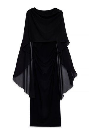 Juodas suknelė su skaidriu audiniu, kuris laisvai krenta ant prigludusio figūros formos sluoksnio. Yra apvalus iškirpimas ir raukšlių detalės juosmens srityje.