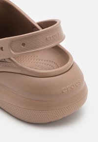 Crocs CRUSH UNISEX - Zuecos - latte