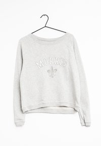 Lichtgrijze sweatshirt met een ruime halslijn, ribgebreide mouwen en onderkant. Bevat het reliëf "MORRIS" met een klein fleur-de-lis detail eronder.