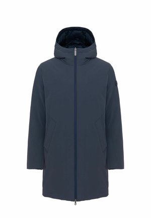 Giacca impermeabile blu navale con cappuccio, zip frontale e tasche laterali. Presenta una texture liscia e un design minimalista.