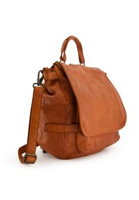 Sac en cuir marron avec un rabat repliable, une bandoulière réglable et une poche avant. Texture douce avec une finition légèrement usée.