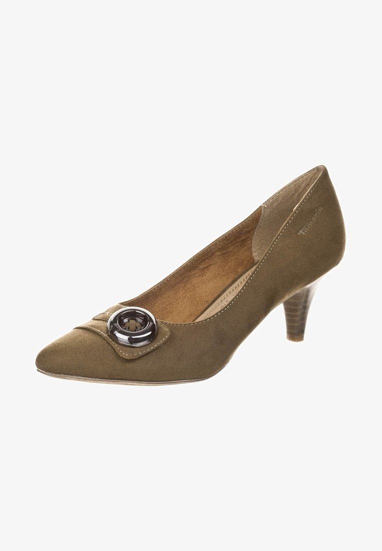 Escarpin en cuir suédé vert olive avec un bout pointu, agrémenté d'un accent circulaire décoratif noir et d'un petit talon. Texture lisse avec des détails de couture subtils.