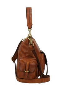 Borsa a spalla in pelle marrone con finitura testurizzata, hardware in ottone, tracolla regolabile e tasca frontale con pattina e dettaglio fibbia.