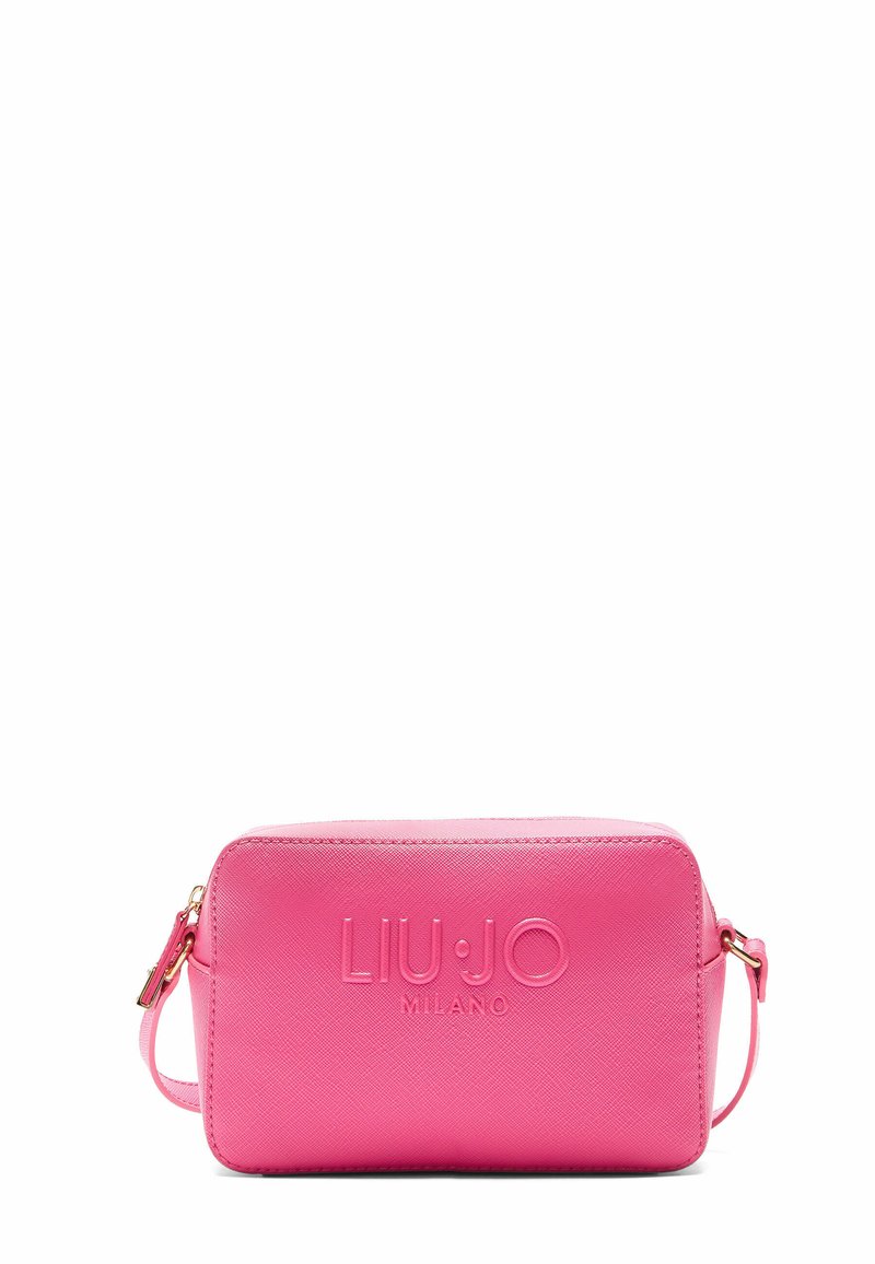 Růžová syntetická kožená crossbody taška s embosovaným logem, zipovým uzávěrem a nastavitelným popruhem. Disponuje obdélníkovým tvarem a hladkým povrchem.