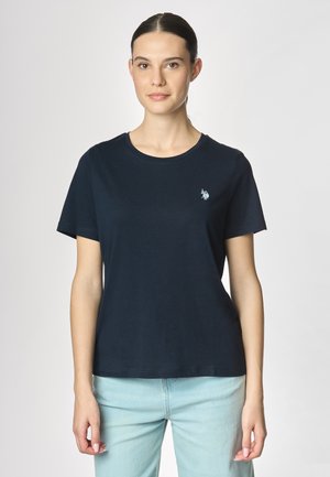 T-shirt in cotone blu navy con scollatura rotonda e maniche corte, con un piccolo logo azzurro sul lato sinistro del petto.