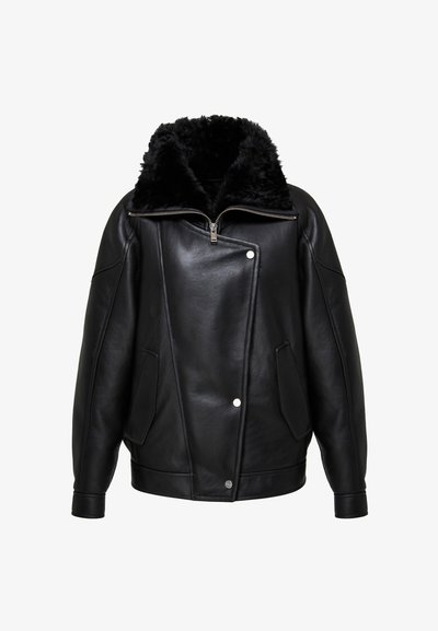Sorte læderjakke med kunstigt pelskrave, lynlås lukning og to sidelommer. Har et unikt skrådesign og trykknapdetaljer.