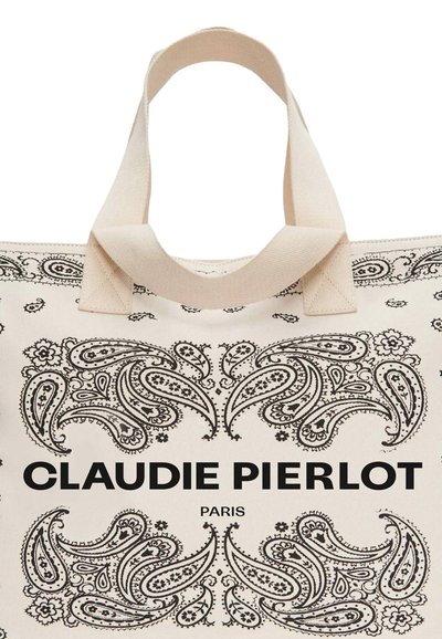 Bolsa de lona con un patrón de paisley negro sobre un fondo crema, que presenta el texto negro "CLAUDIE PIERLOT" y "PARIS" en el centro.