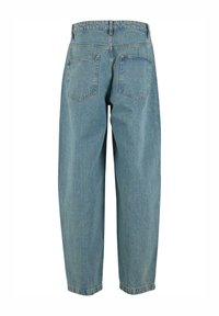 Lys blå denimjeans med høy midje, rette ben og to baklommer. Teksturen er glatt med minimal falming.