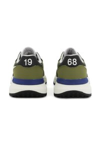 Zapatillas verdes con media suela blanca, acentos negros, talón azul, con grandes números blancos '19' y '68' en la parte trasera. Suela de goma.