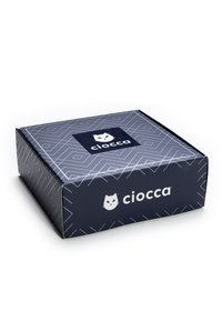 Vierkante kartonnen doos met een marineblauw geometrisch patroon, met een logo van een witte vos en de naam "ciocca" in vetgedrukte lettertype.