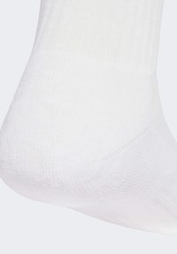 Calzini bianchi in cotone con una texture a coste, dotati di un tallone e una punta rinforzati, che pongono l'accento sul comfort e sulla durata.