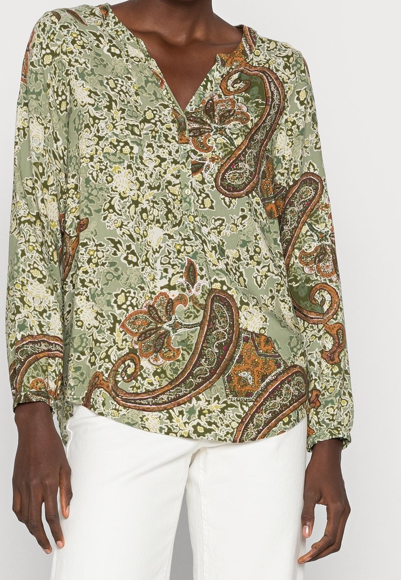 Langärmlige grüne Bluse mit Paisley- und Blumenmustern, V-Ausschnitt, Knopfleiste und lockerer Passform. Weicher Stoff mit strukturierter Oberfläche.