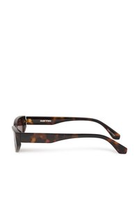 Lunettes de soleil rectangulaires à motif écaille vues de côté, avec des branches épaisses et des verres foncés.