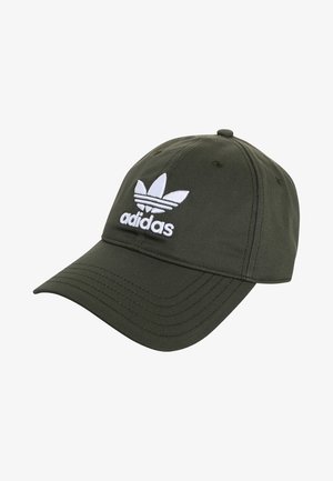 Gorra de béisbol Adidas verde oscuro con visera curva y logo trefoil blanco bordado en la parte delantera.