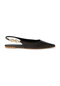 Scarpa flat slingback in pelle nera con punta appuntita, accentuata da una catena dorata sulla fascia e una suola color tan. Texture liscia e design minimalista.