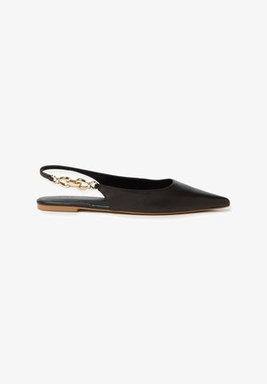 Schwarze Leder-Slingback-Ballerina mit spitzer Zehe, goldener Kettenakzent am Riemen und beiger Sohle. Glatte Textur und minimalistisches Design.