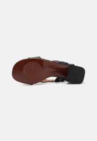 Chie Mihara LEIDE - Páskové sandály  - sucre black/jeep black
