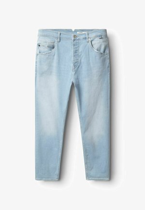 Svijetloplave traperice ravnog kroja, s prednjim džepovima, zatvaračem na munje i mesinganim dugmadima. Cijela površina ima izblijedjeli efekt.