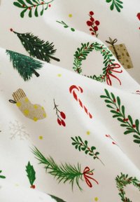 Tessuto bianco con motivi natalizi festivi, tra cui ghirlande verdi, rami di pino, alberi, bacche rosse, bastoncini di zucchero, calza beige e regali incartati.