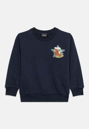 Hanorac cu mâneci lungi, de culoare bleumarin, cu manșete striate, gât rotund și un mic patch brodat cu o cizmă de șerif și stea, inscripționat cu textul "Versace".