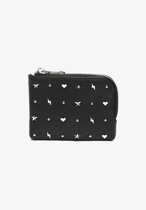 Portafoglio in pelle nera con borchie d'argento, decorato con cuori, stelle e fulmini, chiusura a cerniera e superficie testurizzata.