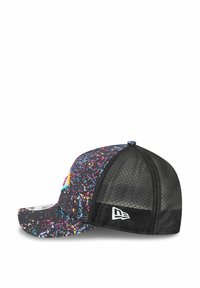 Casquette noire avec un dos en mesh, motif éclaboussé aux couleurs vives, visière incurvée et logo sur le côté. Tissu texturé ajoute une touche de détail.