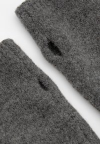 Szürke gyapjú kesztyűk textúrált felülettel, melyek oldalán kis nyílások találhatók az ujjaknak. Puha, meleg és kényelmes kialakítás.