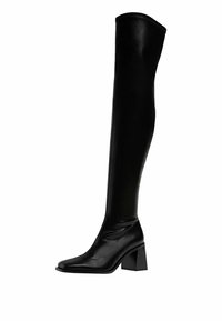 Černá kožená vysoká bota po kolena s blokovým podpatkem a čtveratou špičkou, hladký povrch a jemné prošívání podél horního okraje.