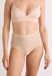 Set de sutien bej și chiloți cu talie înaltă, din țesătură moale, design fără cusături, bretele ajustabile, textură netedă și stil minimalist.