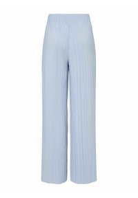 Pantalon large bleu clair avec plis verticaux et taille élastique, présenté sur fond blanc.