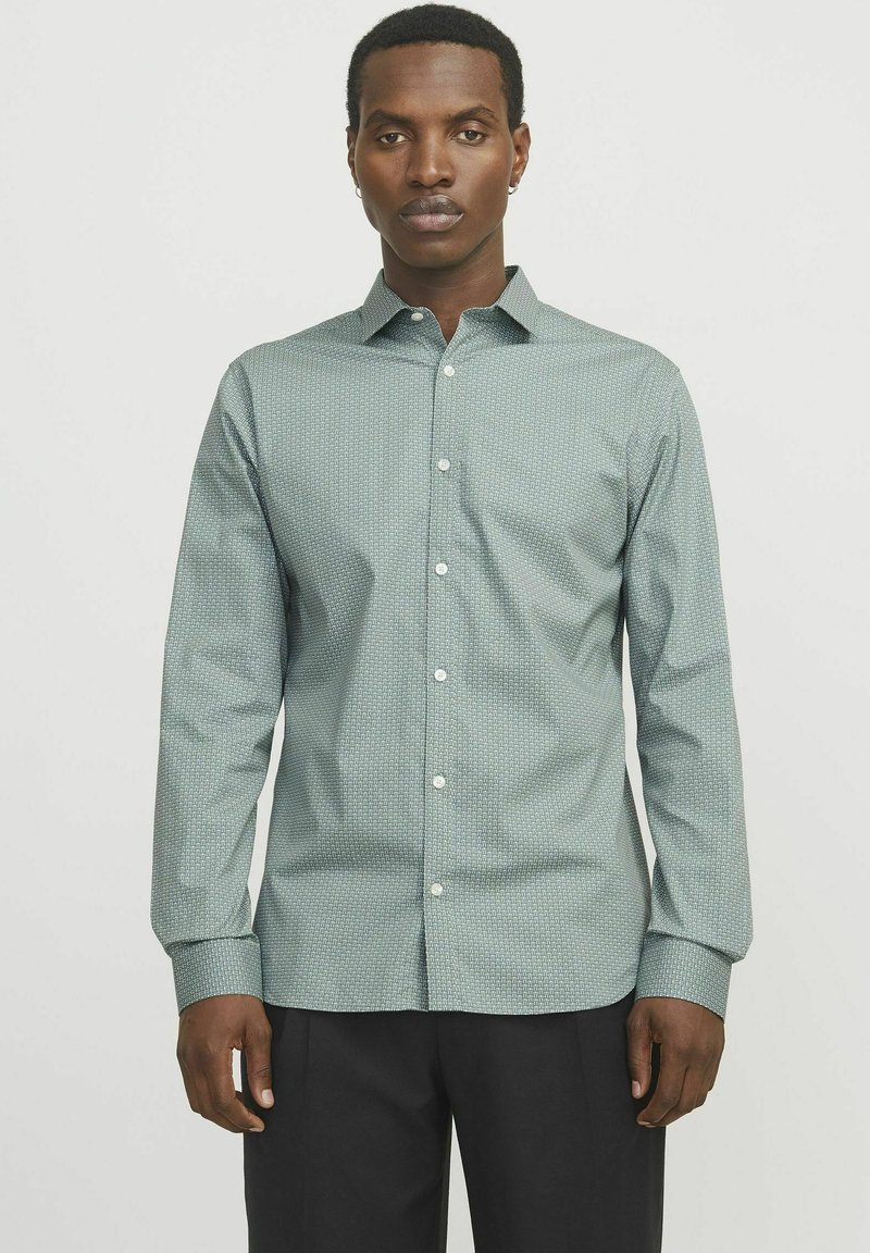 Camicia button-up a pattern verde chiaro con colletto classico e maniche lunghe, dotata di bottoni bianchi e polsini a contrasto.
