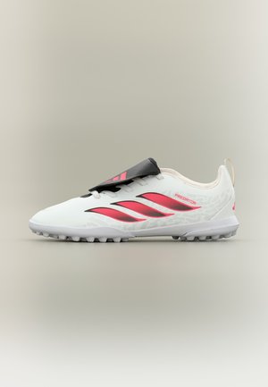 Λευκό και ροζ παπούτσι ποδοσφαίρου Adidas Predator με μαύρη γλωττίδα και υφασμένη σόλα, σχεδιασμένο για παιχνίδι σε τεχνητό χλοοτάπητα.