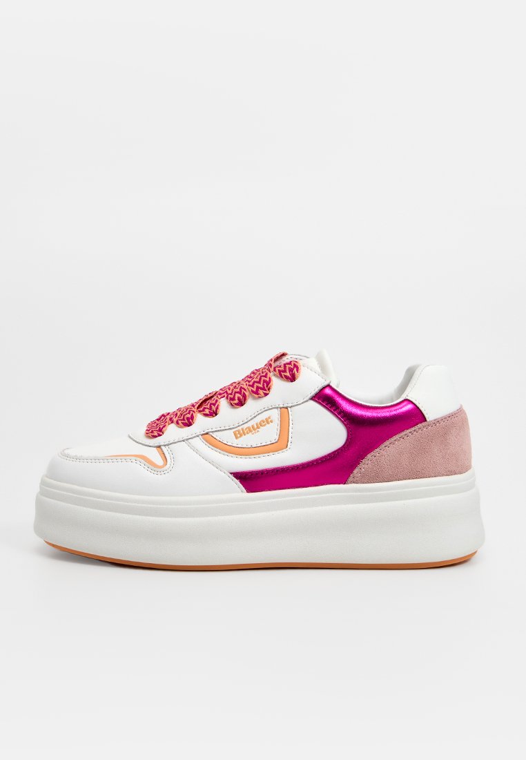 Sneaker platform bianco con accenti rosa e arancioni. Presenta una tomaia in pelle liscia, lacci intrecciati e un morbido dettaglio in suede sul tallone. Dettagli argentati.