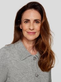 Grauer, gestrickter Cardigan mit einem kragenförmigen Ausschnitt und drei Knopfverschlüssen, der über eine gerippte Textur und einen glatten Stoff verfügt.