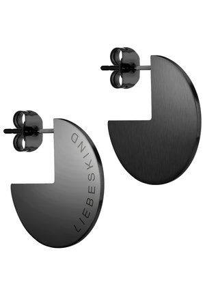Boucles d'oreilles en métal noir avec un design en demi-cercle, présentant une texture brossée et le logo gravé "LIEBESKIND" sur une pièce.