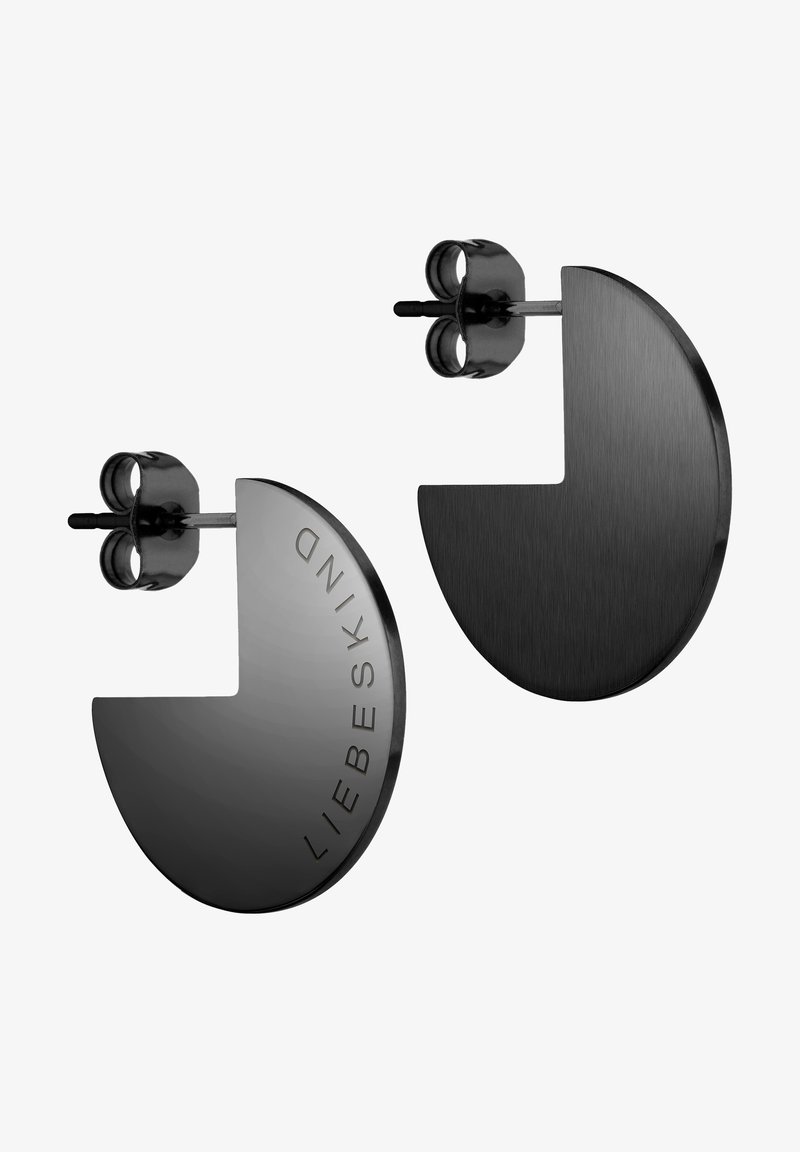 Zwarte metalen stud oorbellen met een halfrond ontwerp, voorzien van een geborstelde textuur en het gegraveerde "LIEBESKIND" logo op één van de onderdelen.