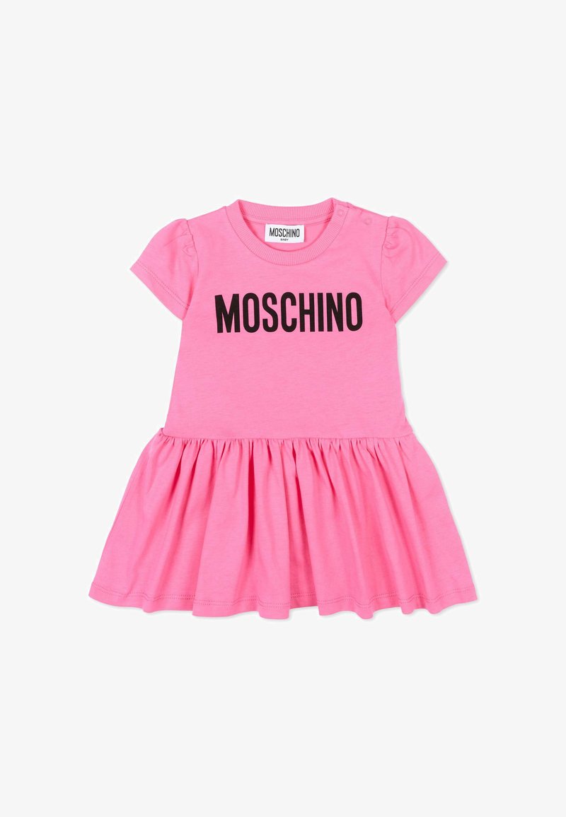 Różowa sukienka dla niemowląt z krótkim rękawem, marszczoną spódniczką i czarnym napisem "MOSCHINO" na klatce piersiowej, z zatrzaskami na ramionach.
