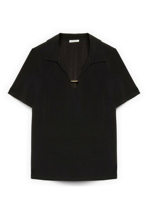 Sort kortærmet bluse med åben V-hals og lille gulddetalje ved halsudskæringen, kraven og en afslappet pasform.