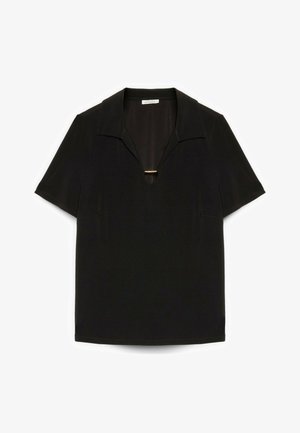 Sort kortærmet bluse med åben V-hals og lille gulddetalje ved halsudskæringen, kraven og en afslappet pasform.